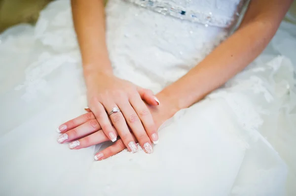 Handen van bruid met ring — Stockfoto