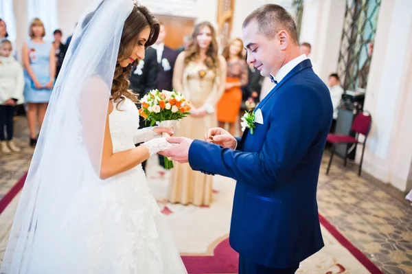Ženich nosí prsten na prstě jeho manželky v registru kance — Stock fotografie
