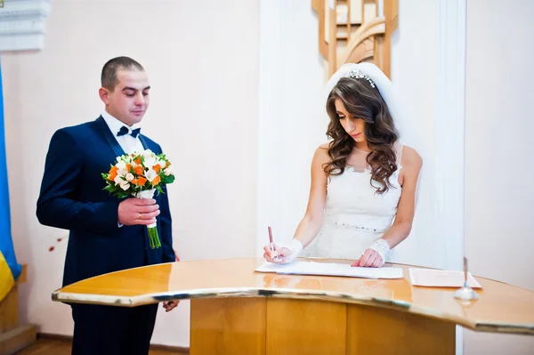 Panna młoda podpisuje dokument świadectwo małżeństwa — Zdjęcie stockowe