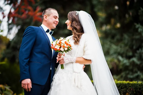 Lyckliga bröllop par i kärlek på hösten park — Stockfoto