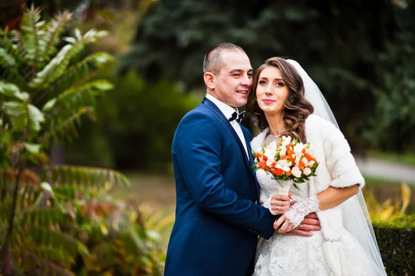 Glückliches Hochzeitspaar verliebt im Herbstpark — Stockfoto