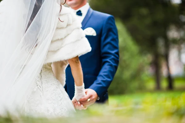 Mão na mão do casal de casamento — Fotografia de Stock