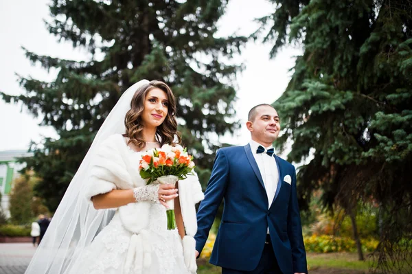 Őszi park szerelem boldog esküvői pár — Stock Fotó