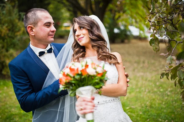 Buon matrimonio coppia innamorata al parco autunnale — Foto Stock
