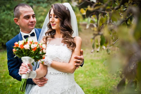 Joyeux couple de mariage amoureux au parc d'automne — Photo