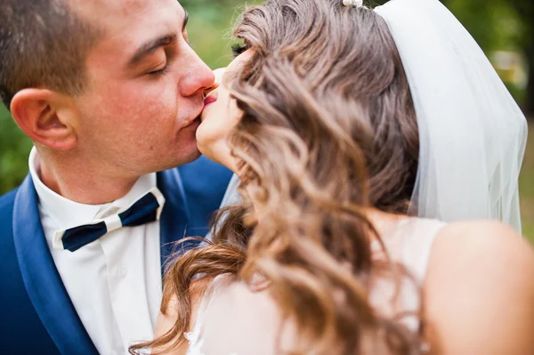 Nahaufnahme Porträt des küssenden Hochzeitspaares — Stockfoto