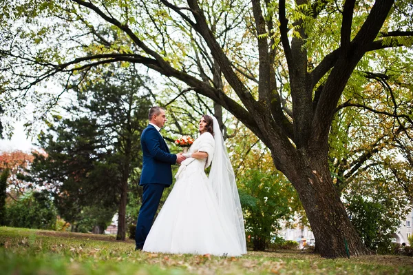 Lyckliga bröllop par i kärlek på hösten park — Stockfoto