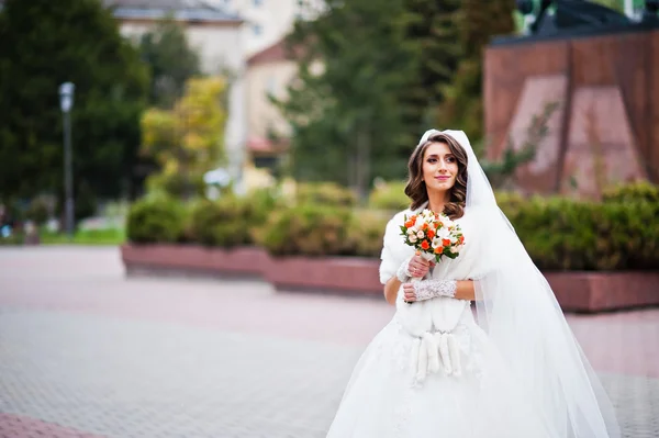 Retrato de encantadora novia rizada en un abrigo de piel — Foto de Stock