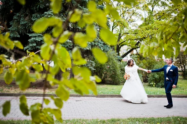 Šťastný Svatební pár v lásce na podzimní park — Stock fotografie