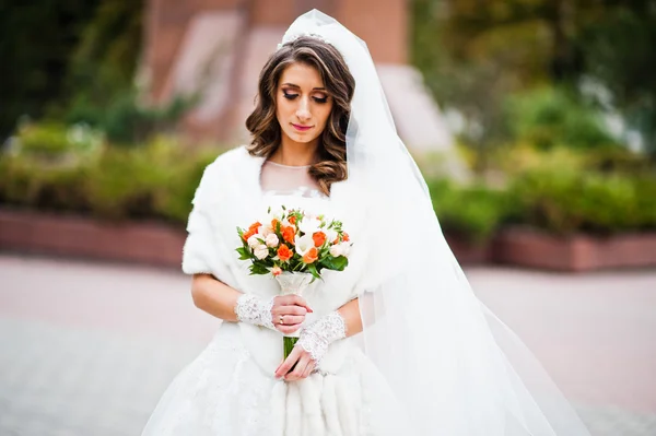 Portrét okouzlující kudrnaté nevěsta v kožichu — Stock fotografie
