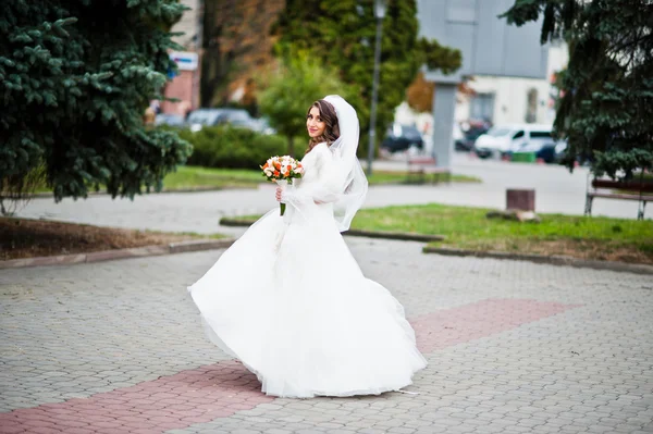 Portrait de charmante mariée bouclée en manteau de fourrure — Photo