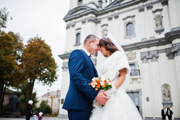 Casamento casal de mãos dadas e olhou um para o outro fundo de — Fotografia de Stock