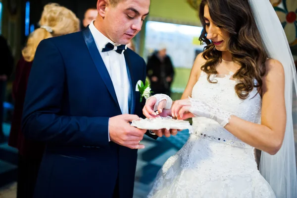 La novia tomando los anillos de boda del novio —  Fotos de Stock