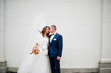 Evlilik çift arka plan beyaz büyük duvar