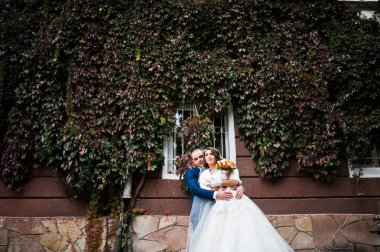 Düğün çift arka plan cephe eski bir apartman al