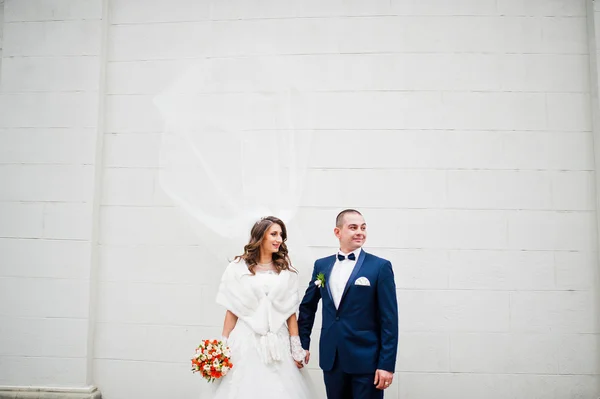 新婚夫妇背景白色大墙 — 图库照片