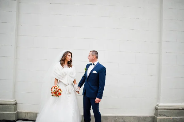 Matrimonio coppia sfondo bianco grande muro — Foto Stock