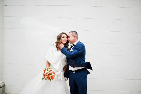 Wedding couple background white big wall — Stock Photo, Image