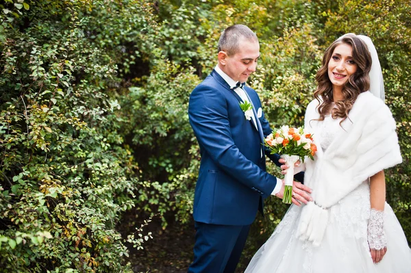 Bröllopsparet mot en bakgrund av gröna buskar — Stockfoto