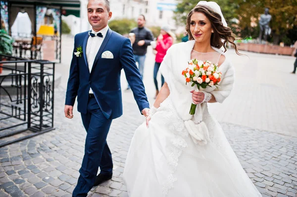 Hochzeitspaar spaziert durch die Straßen der Stadt — Stockfoto