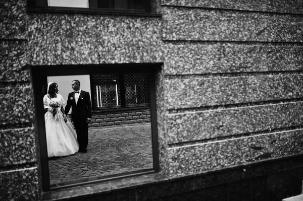 Wedding couple reflected in the small cube window — Stock Photo, Image
