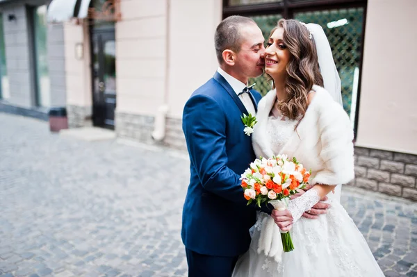 Wedding couple on the streets of the city near the coffee shop — Stock Photo, Image