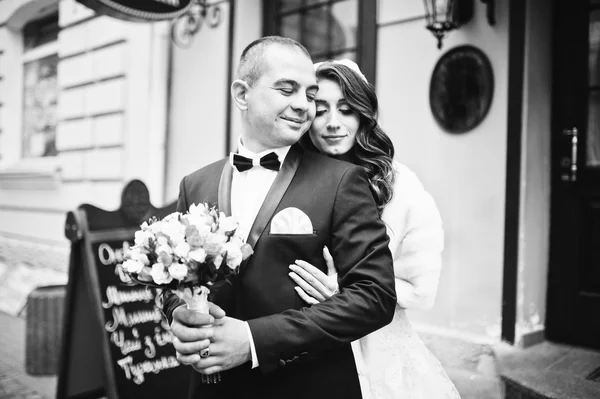 Wedding couple on the streets of the city near the coffee shop — Stock Photo, Image