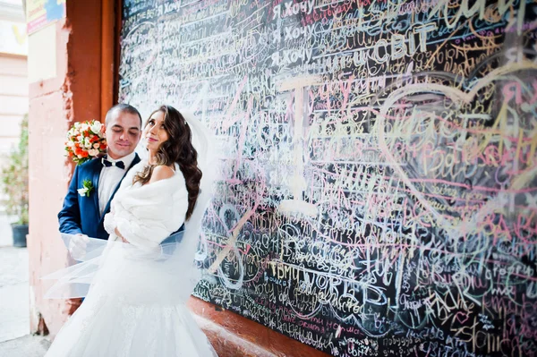 Encantador casamento casal fundo grafite parede de palavras de amor — Fotografia de Stock