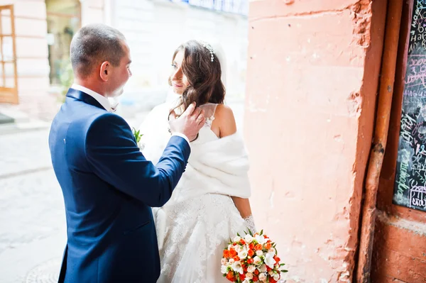 Svatební pár pod obloukem v bystreets — Stock fotografie