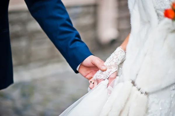 Hand in hand of wedding couple — Stock Photo, Image