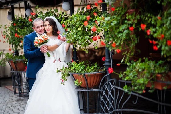 Casamento casal perto de café com flores no terraço — Fotografia de Stock