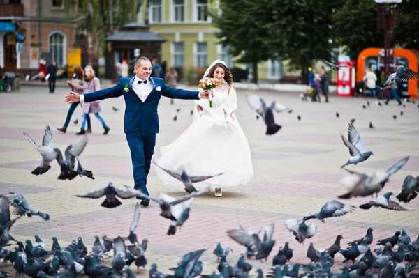 Hochzeitspaar spaziert zum zentralen Platz — Stockfoto