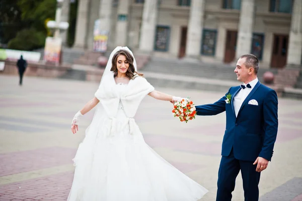 Esküvői pár gyalog a központi tér háttérbeli Színház — Stock Fotó