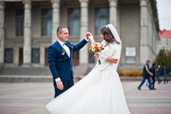 Pareja de boda a pie hasta la plaza central teatro backgound con —  Fotos de Stock