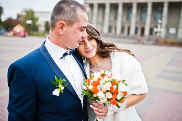 Matrimonio passeggiata per la piazza centrale backgound teatro con — Foto Stock