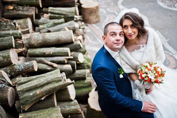 Svatební pár siitting pozadí mnoha pahýly — Stock fotografie