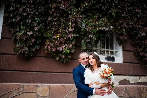 Casamento casal fundo fachada de um antigo edifício de apartamentos al — Fotografia de Stock