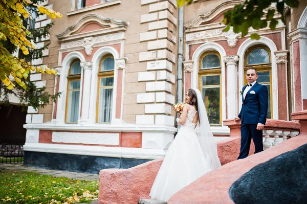 Bröllop par i kärlek bacground gamla tegelhus — Stockfoto