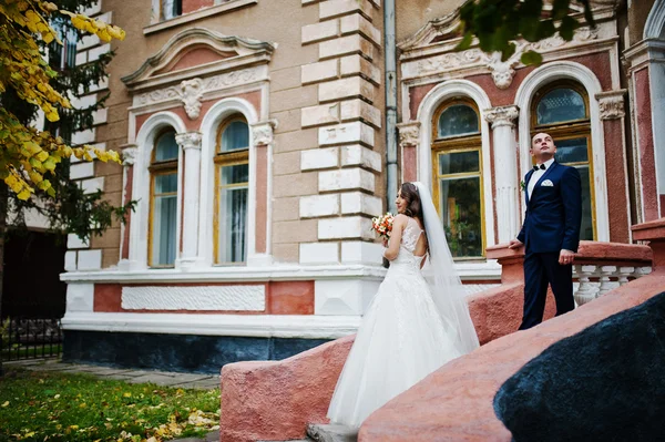 Bruidspaar in liefde hebben oude bakstenen huis — Stockfoto