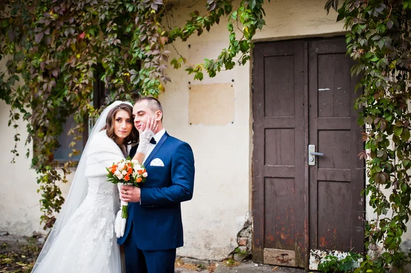 Esküvői pár háttérben homlokzata egy régi bérház al — Stock Fotó