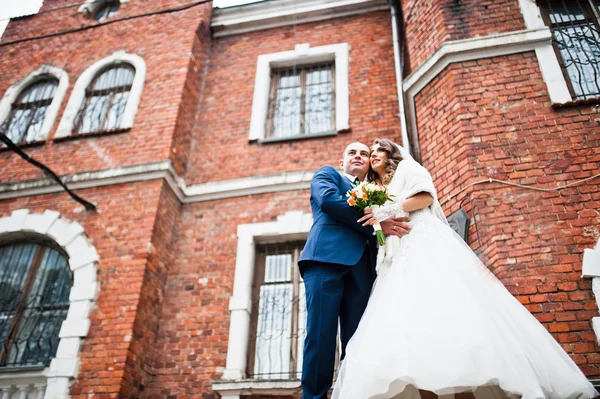 Bröllop par i kärlek bacground gamla tegelhus — Stockfoto