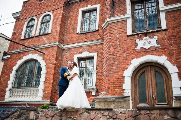 Wedding couple in love bacground old brick house — Stock Photo, Image