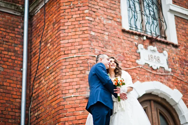 Wedding couple in love bacground old brick house — Stock Photo, Image