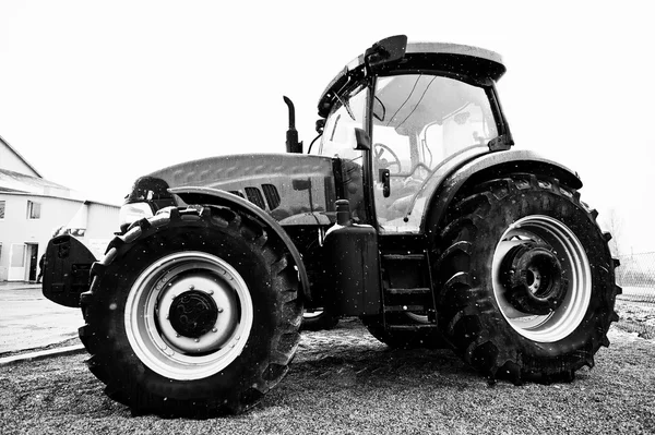 Foto en blanco y negro del tractor en clima nevado — Foto de Stock