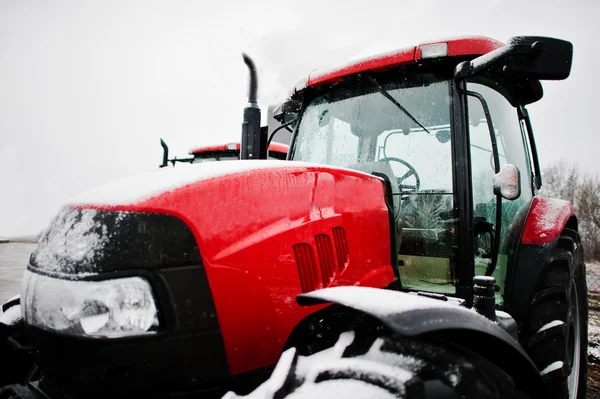 Voor de nieuwe rode trekker bij besneeuwde weer close-up — Stockfoto