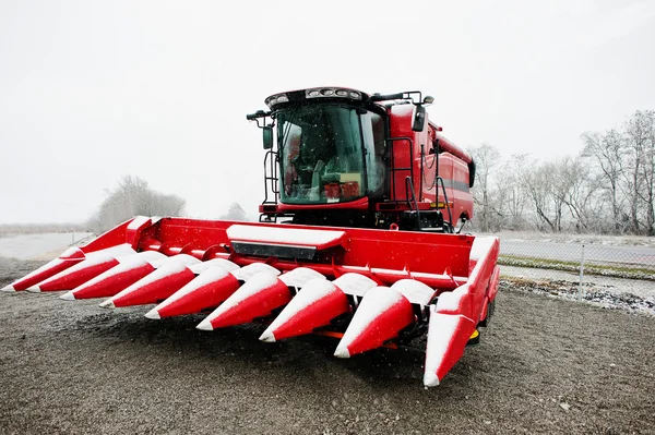 Nieuwe rode combineren harvester op besneeuwde weer — Stockfoto