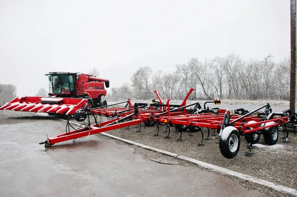 Nueva cosechadora roja con segadora y sembradora — Foto de Stock