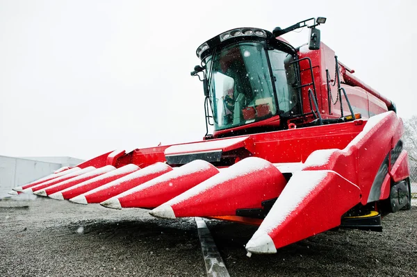 Nieuwe rode combineren harvester op besneeuwde weer — Stockfoto