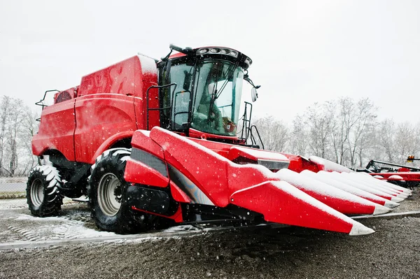 Nieuwe rode combineren harvester op besneeuwde weer — Stockfoto