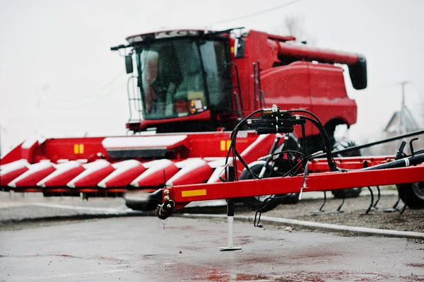 Νέα κόκκινες γεωργικής σπαρτική μηχανή κοντινό συνδυάζουν προβολή φόντου — Φωτογραφία Αρχείου